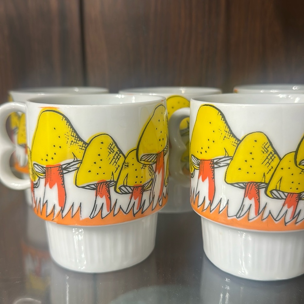 5 Vintage mushroom mugs